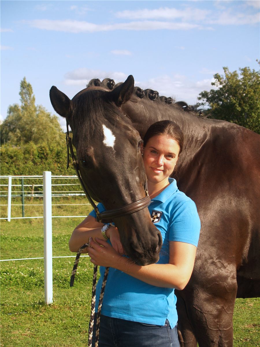 Dr. Elisabeth Binder mit ihrem Pferd